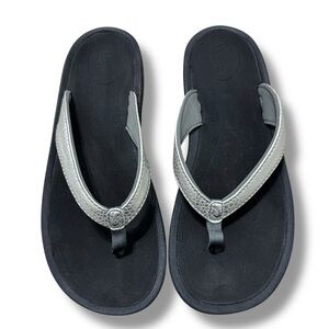OluKai Kulapa Kai Women’s Flip Flops Silver Black Size W7 Comfort Sandals